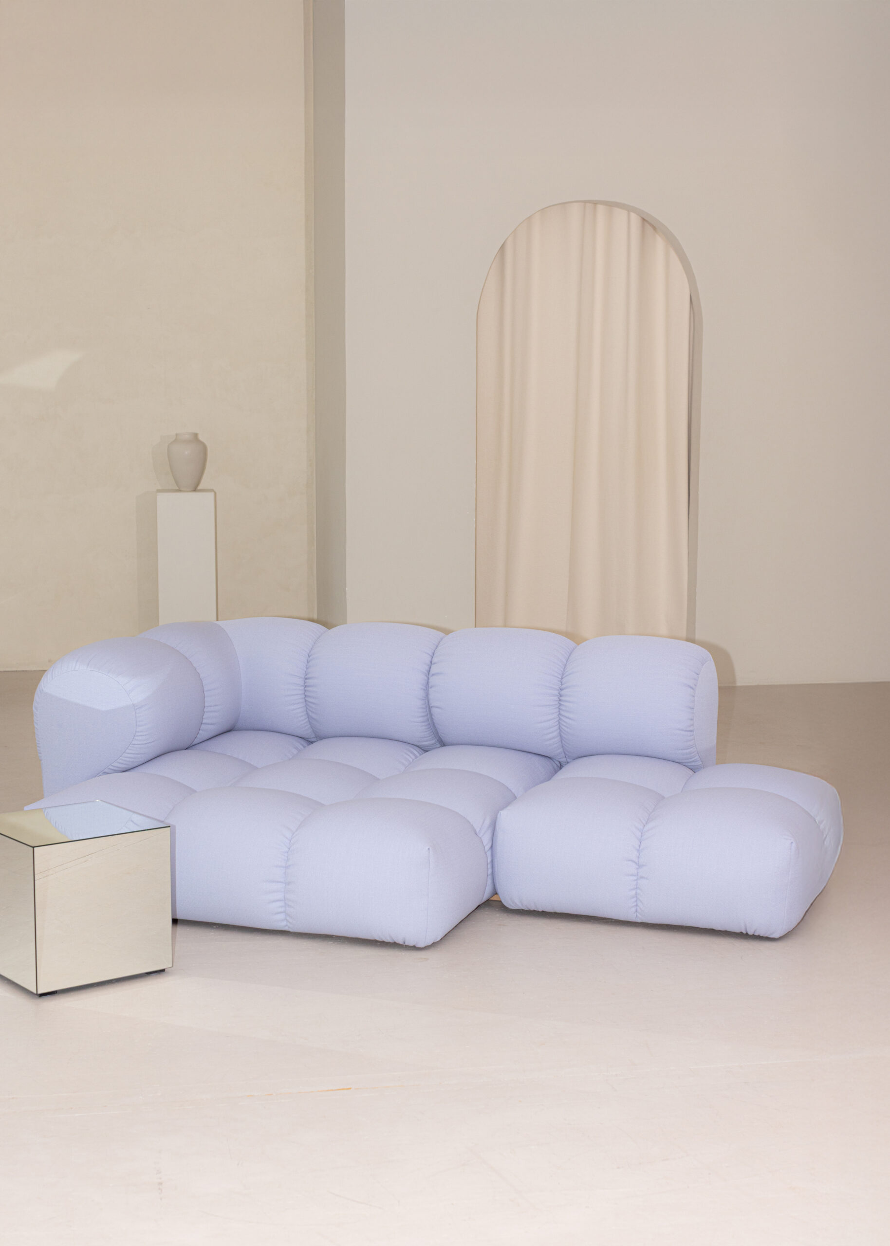 Fliederblaues Sander Sofa von Objekte unserer Tage im Atelier Novae