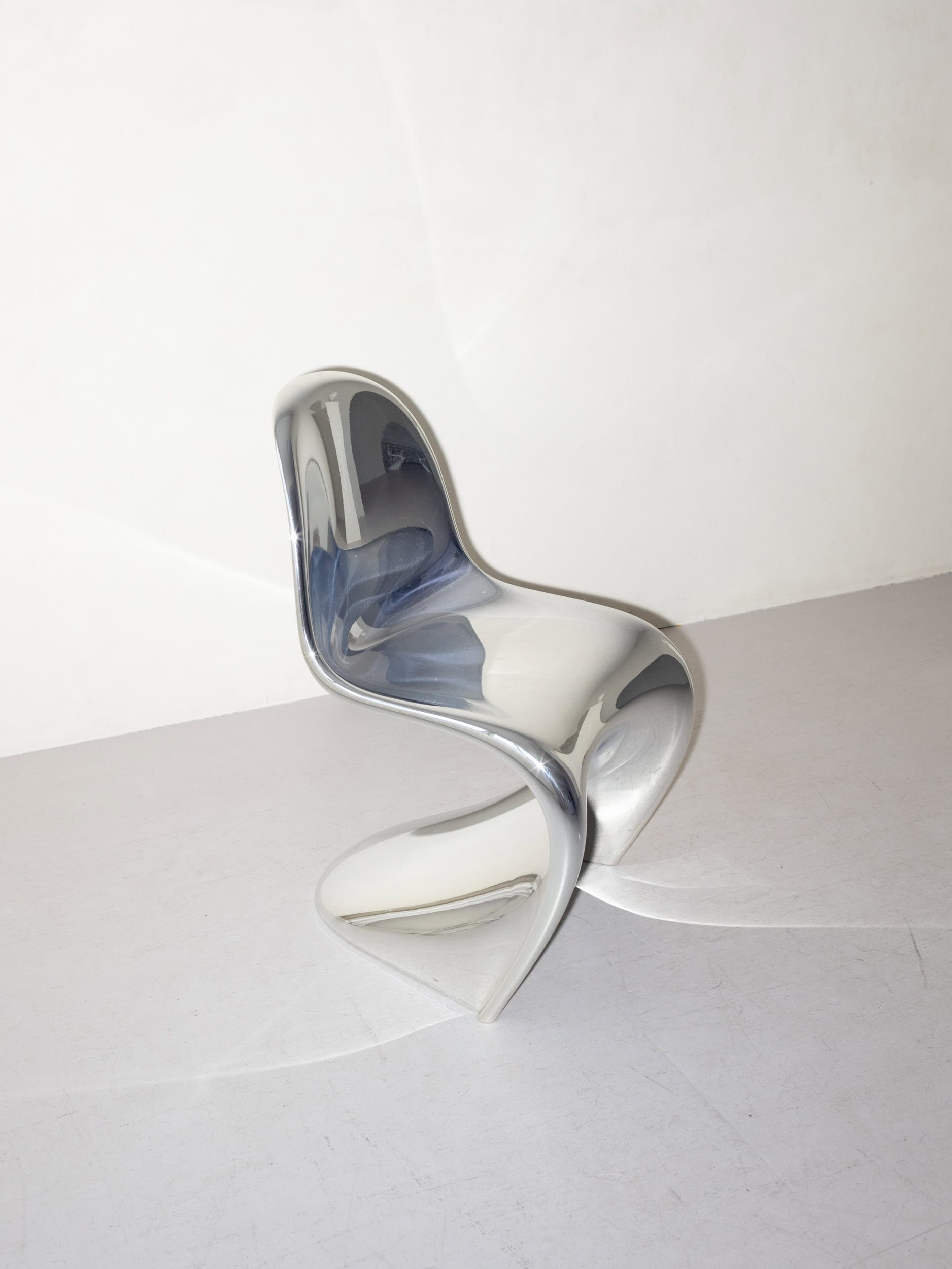 Panton Chair in Chrom im Mietstudio Atelier Novae
