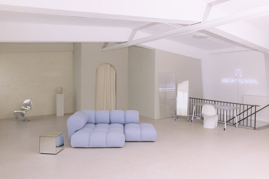 Helles Fotostudio mit fliederfarbenem Sofa und vielseitiger Setfläche bei Stuttgart