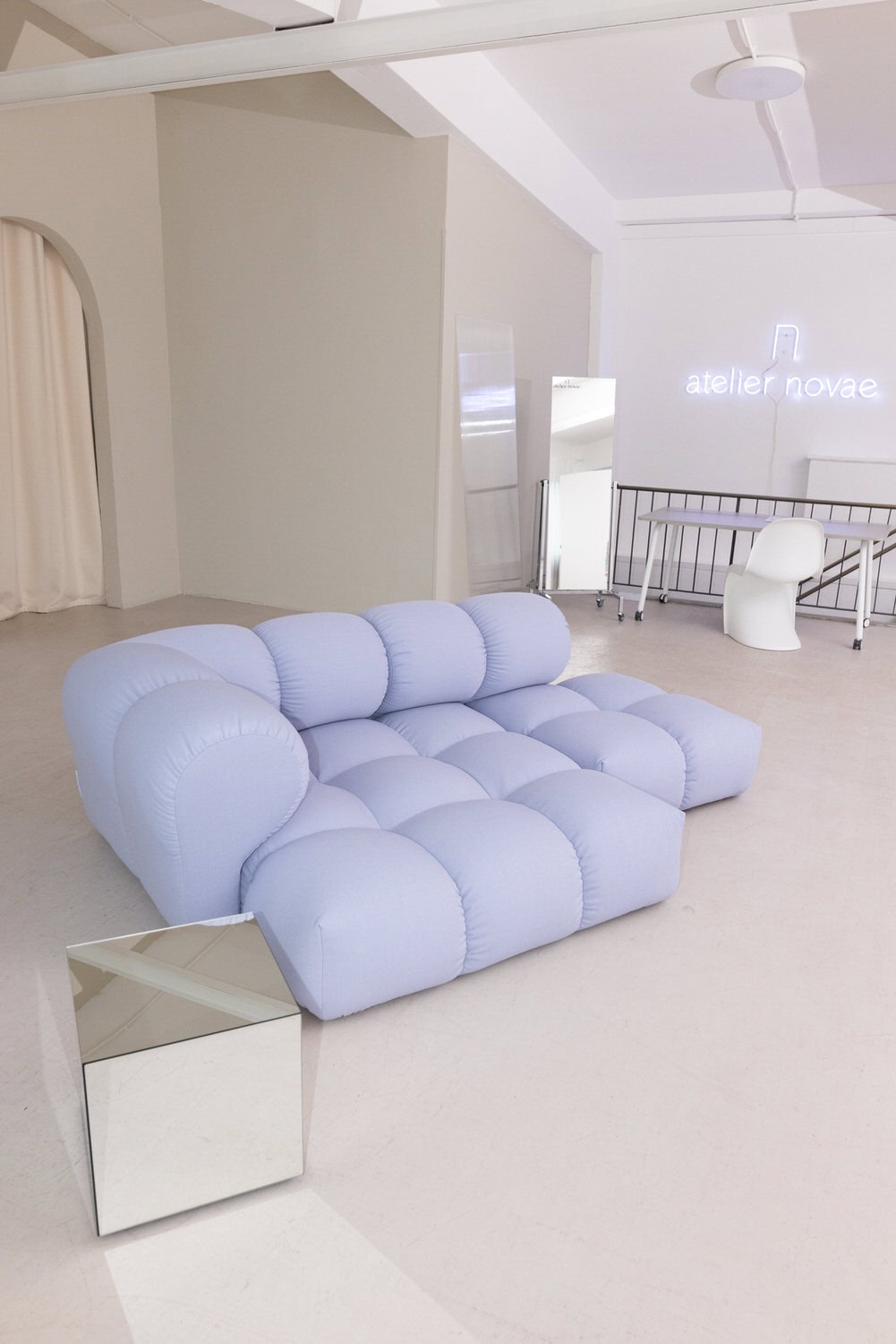 Weite Studioansicht mit Sofa im Atelier Novae für Teams aus Biberach