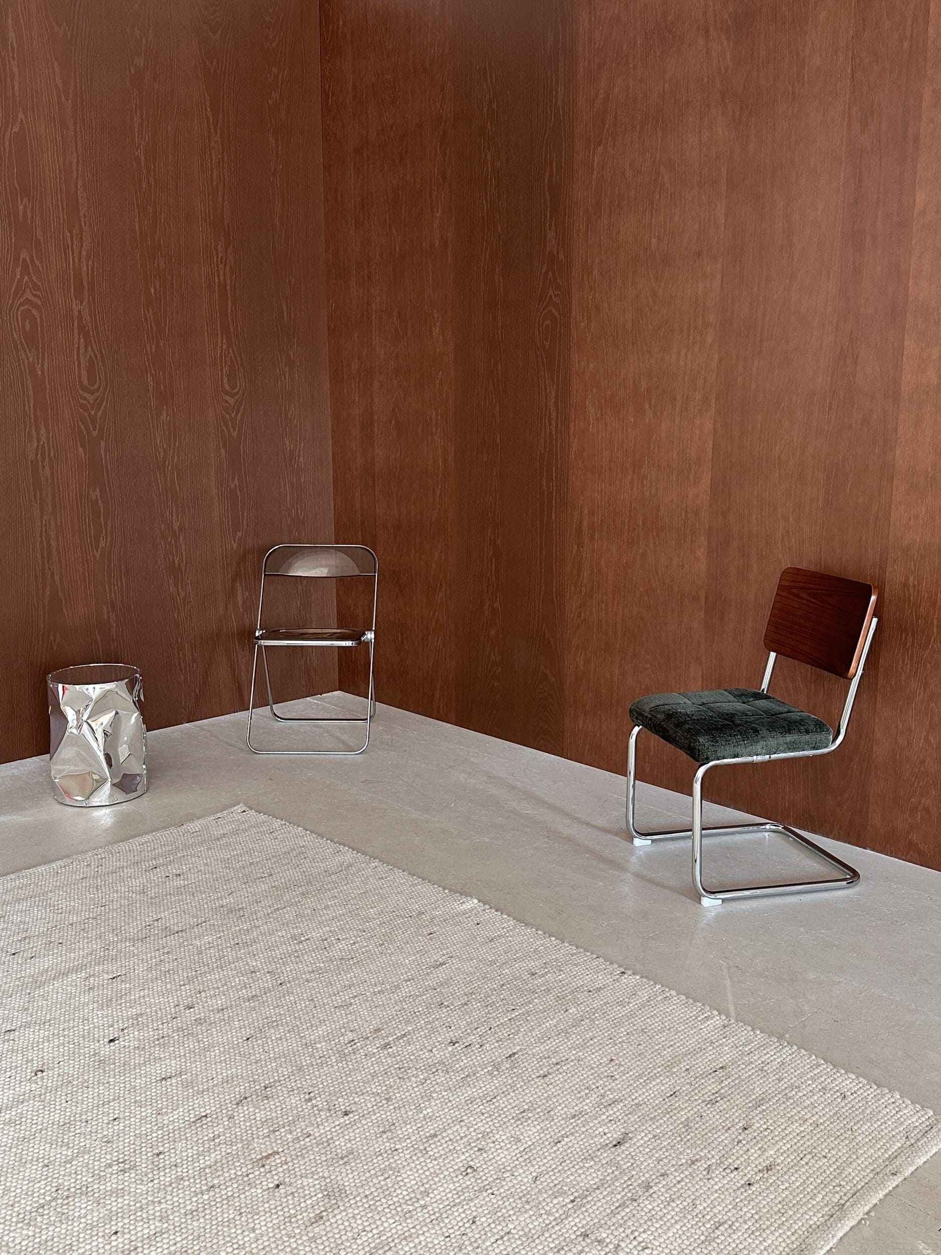 Set mit Holzwand und Designstühlen im Mietstudio Atelier Novae