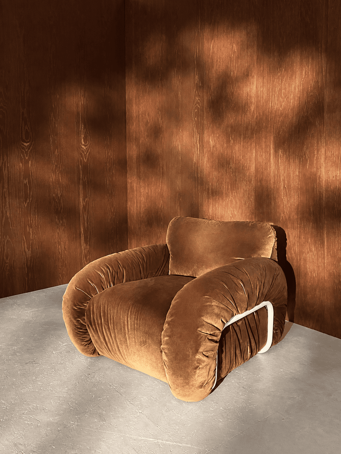 Brauner Lounge-Sessel aus Samt als Designmöbel im Mietstudio Atelier Novae